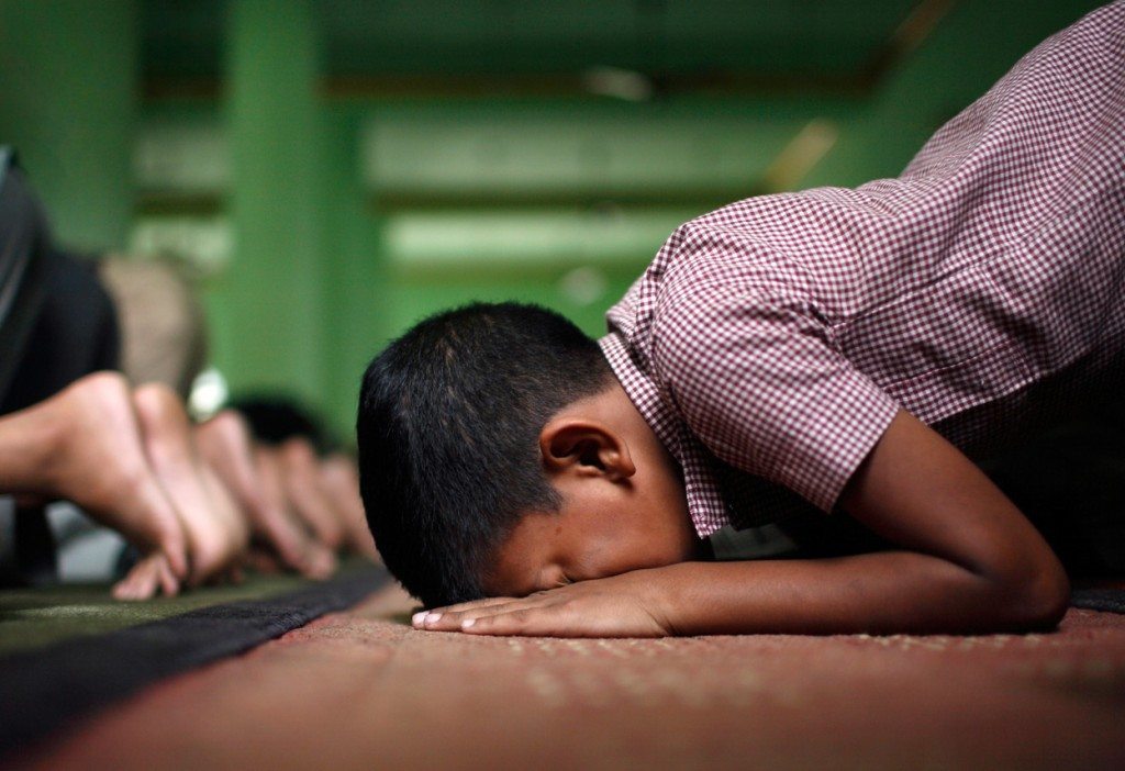muslim-boy-praying-ramadan