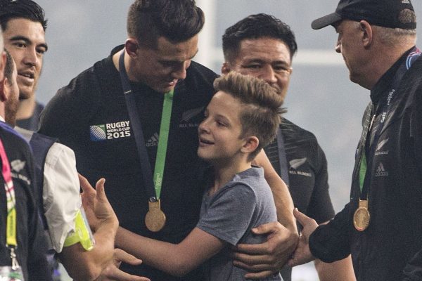 new zealand muslim rugby player gives medal to boy