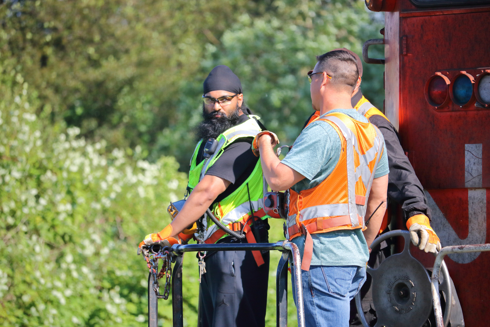Quebec to ban public employees from wearing headscarves and other