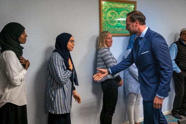 Women-Refuse-Handshake-with-Norwegian-Crown-Prince-Mosque-Apologizes-600x400.jpg